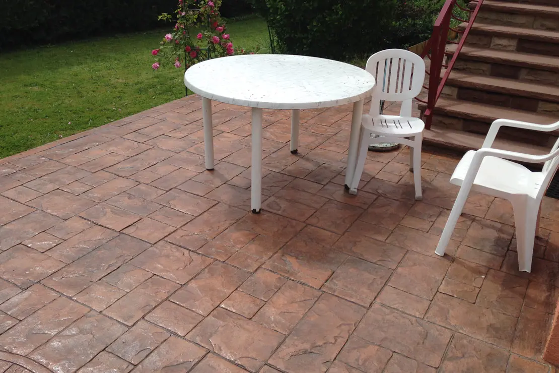 Vivienda con piso de hormigón impreso en área de descanso al aire libre en la zona de Ibiza.